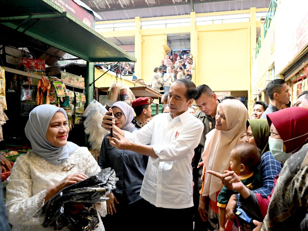 Presiden Jokowi didampingi Ibu Iriana meninjau Pasar Soponyono, di Kota Surabaya, Provinsi Jawa Timur, Jumat (6/9/2024).