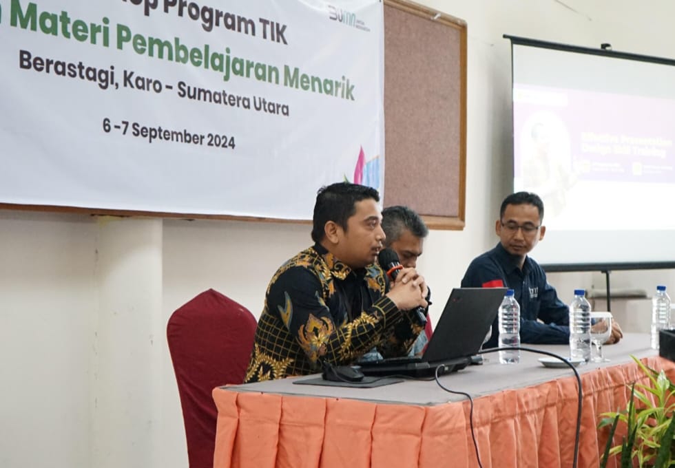 Manager Komunikasi dan TJSL Surya Sahputra Sitepu memberikan sambutan dalam kegiatan workshop Program Teknologi Informasi dan Komunikasi (TIK) di Berastagi, Kabupaten Karo, Sabtu (7/9/2024). (Dok/PLN)