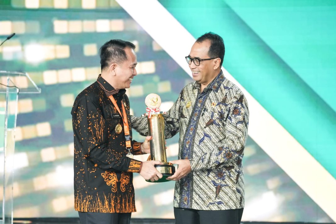 Pj Gubernur Sumut Agus Fatoni menerima penghargaan Wahana Tata Nugraha Wiratama kategori provinsi di Jakarta International Expo (JI-Expo), Jakarta, Sabtu (7/9/2024). Penghargaan tersebut diserahkan langsung Menteri Perhubungan Budi Karya Sumadi.