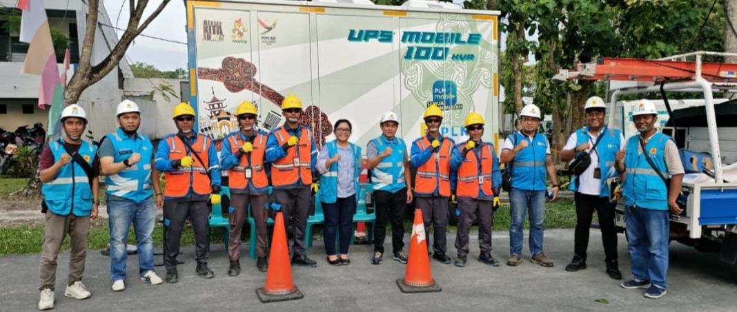 General Manager PLN UID Sumut Saleh Siswanto (tengah) foto bersama dengan petugas PLN UP3 Lubukpakam serta petugas pelayanan teknik yang siaga di Stadion Baharoeddin Siregar, Sabtu (7/9/2024). (Dok/PLN)