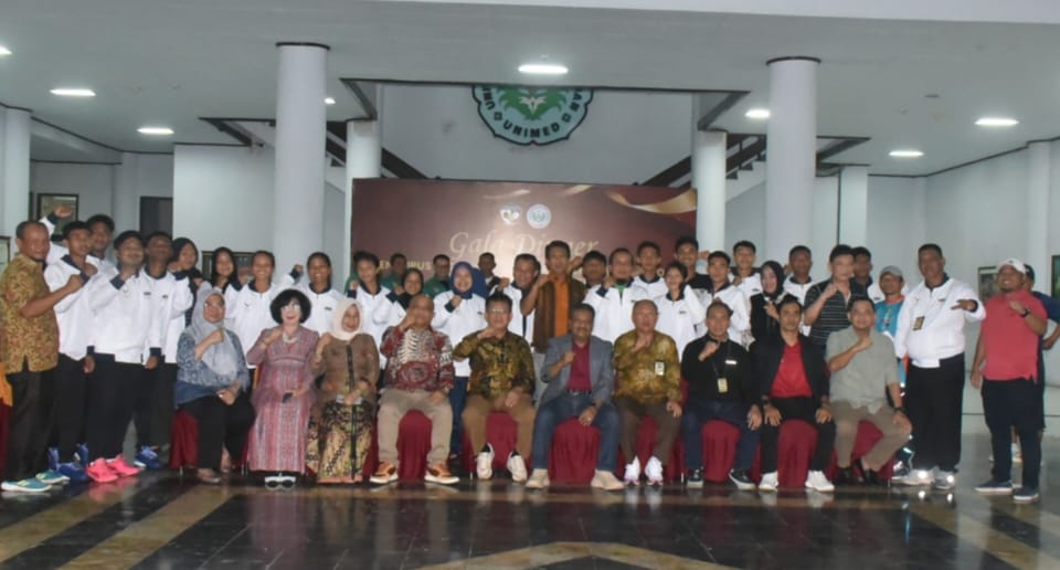 Pimpinan Unimed menggelar Gala Dinner dan foto bersama dengan Pengurus Besar Indonesian Fickleball Federation, bersama Pengurus Provinsi dan juga dihadiri para atlit di kampus, Minggu (8/9/2024). (Dok/Unimed)