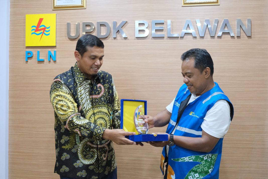 Memperkuat sinergi sekaligus menyambut HPN 2024, PT Pertamina Patra Niaga Regional Sumbagut melakukan kunjungan dan silaturahmi ke sejumlah konsumen industri termasuk PT PLN Nusantara Power UP Belawan. Pada kesempatan tersebut, Executive General Manager Pertamina Patra Niaga Sumbagut, Freddy Anwar disambut Senior Manager PLN Nusantara Power UP Belawan, Heni Setyo Handoko di Kantor PLN Nusantara Power UP Belawan, Rabu (4/9/2024). (Dok/Pertamina)