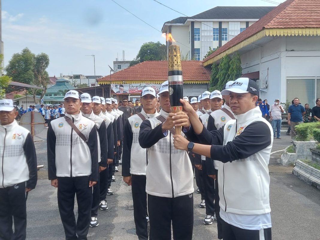 Pj Wali Kota Tebingtinggi Dr Moettaqien Hasrimi saat melepas Api PON XXI dari Tebingtinggi menuju Kabupaten Serdang Bedagai dari Halaman Balai Kota Tebingtinggi, Minggu (8/9/2024).
