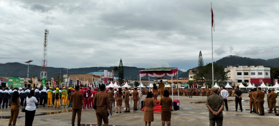 Bupati Toba Poltak Sitorus pimpin upacara apel bersama ASN sekaligus pembukaan PON XXI Cabor Ski Air di Venue F1H20 Lapangan Sisingamangaraja XII Balige, Senin (9/9/2024).