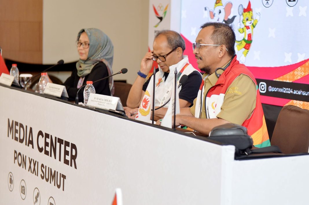 Kadis Kominfo Sumut Ilyas Sitorus dan Ketua Bidang Media dan Humas Panwasrah PON XXI Raja Parlindungan Pane memberikan keterangan pers persiapan opening ceremony PON XXI di Ruang Media Center Utama, Hotel Santika Dyandra, Jalan Kapten Maulana Lubis Medan, Senin (9/9/2024).