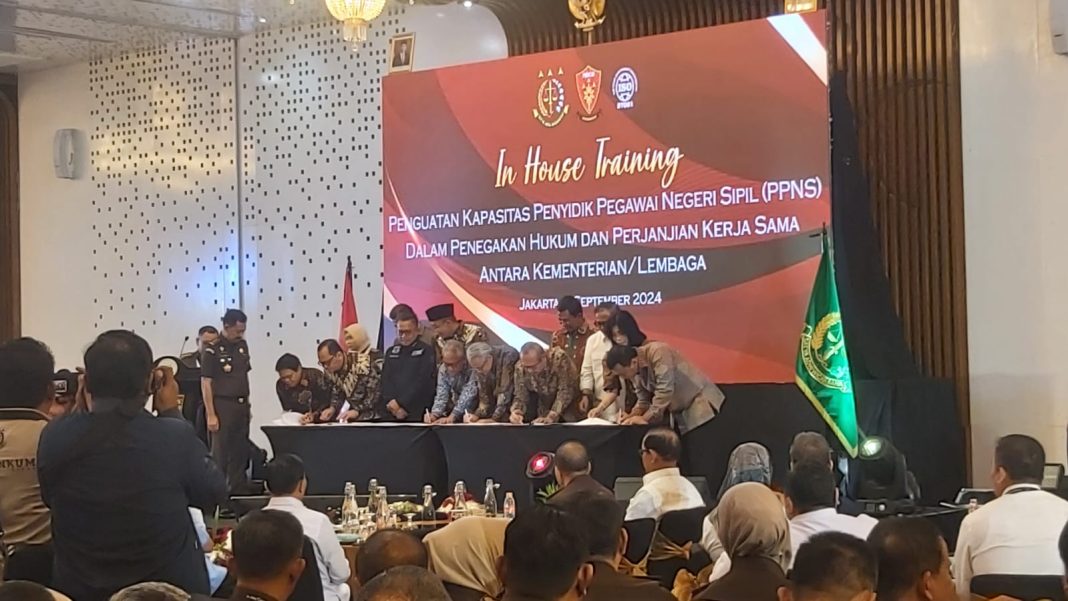 Kemendikbudristek RI resmi menjalin kerja sama dengan Kejaksaan Agung Republik Indonesia untuk meningkatkan kapasitas PPNS di bidang kebudayaan. Penandatanganan PKS ini berlangsung di Hotel Le Meridien, Jakarta, Selasa (3/9/2024). (Dok/Kemendikbudristek RI)