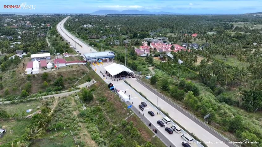 Presiden Jokowi meresmikan empat ruas jalan tol Ruas Sigli-Banda Aceh Seksi 2 (Seulimeum-Jantho), Seksi 3 (Jantho-Indrapuri), Seksi 5 (Blang Bintang-Kuto Baro), dan Seksi 6 (Kuto Baro-Baitussalam), di Gerbang Tol Baitussalam, Provinsi Aceh, Senin (9/9/2024).