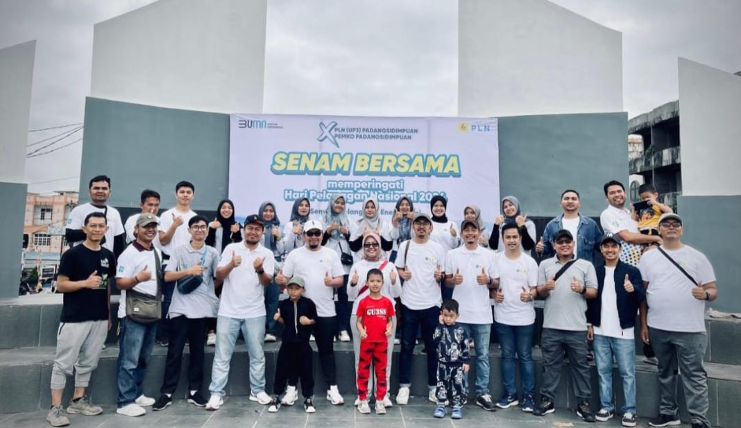 PLN UP3 Padangsidimpuan berkolaborasi dengan Pemko Padangsidimpuan gelar senam sehat dan foto bersama, belum lama ini. (Dok/PLN)