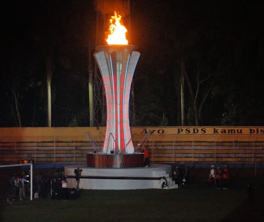 Api PON XXI Aceh-Sumut dinyalakan oleh para atlet legendaris Sumut secara estafet saat upacara pembukaan PON XXI Aceh-Sumut di Stadion Baharuddin Siregar, Lubukpakam, Sumut dalam kondisi andal, Senin (9/9/2024) malam. (Dok/PLN)