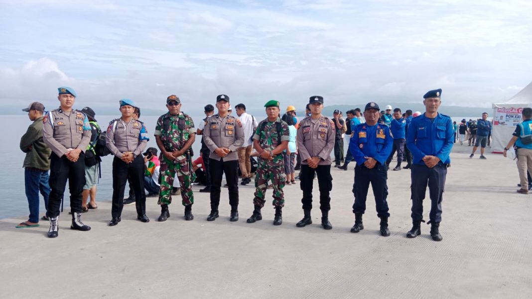 Personel gabungan memberi pengamanan pertandingan cabang olahraga Sky Air pada PON XXI di Lapangan Sisingamangaraja XXI Balige, Selasa (10/9/2024). (Dok/Polda Sumut)