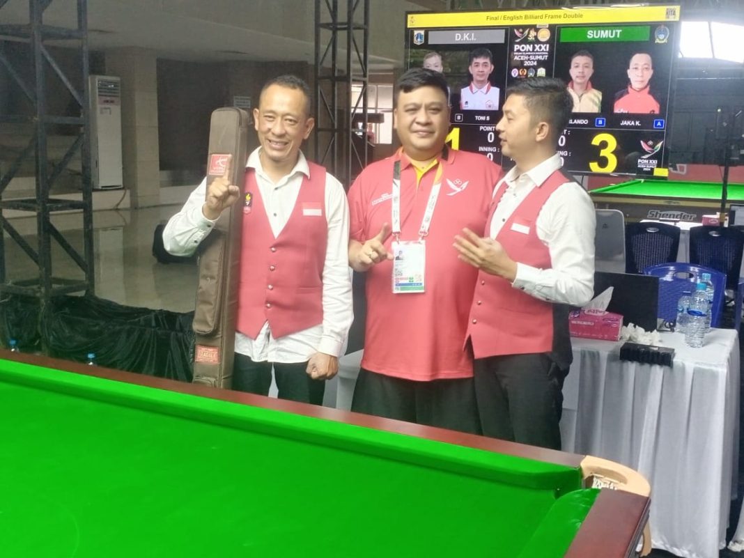 Ketua POBSI Sumut Salomo Pardede (tengah) foto bersama pebiliar Sumut Jaka Kurniawan Ginting dan Marlando Sihombing usai meraih medali emas nomor double English Biliar pada PON XXI Aceh Sumut 2024, di Pardede Hall, Selasa (10/9/2024). (Dok/POBSI)