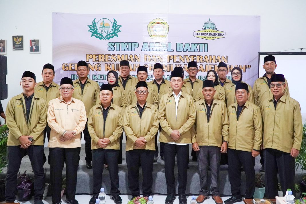 STKIP Amal Bakti resmi membuka Gedung Kuliah H Musa Rajekshah, Senin (9/9/2024). Peresmian gedung yang terletak di Jalan Veteran, Kecamatan Labuhan Deli, Kabupaten Deliserdang ini dihadiri sejumlah tokoh, termasuk Ketua Dewan Pembina PAB H Musa Rajekshah, Ketua DPRD Langkat Sribana Perangin-angin, dan Calon Bupati Deliserdang dr Asri Ludin Tambunan.