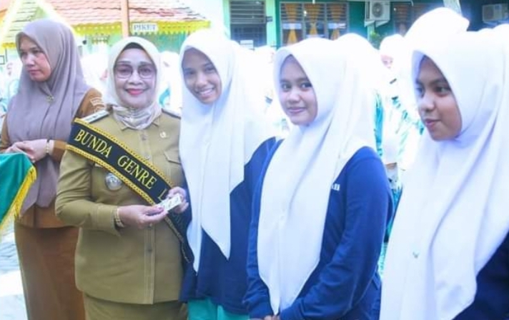 Plt Labuhanbatu Hj Ellya Rosa memberikan tablet tambah darah kepada pelajar saat meluncurkan Gerakan Aksi Bergizi dan Cegah Anemia di Sekolah, di MAN Labuhanbatu, Jalan Islamic Center Rantauprapat, Selasa (10/9/2024). (Dok/Kominfo Labuhanbatu)