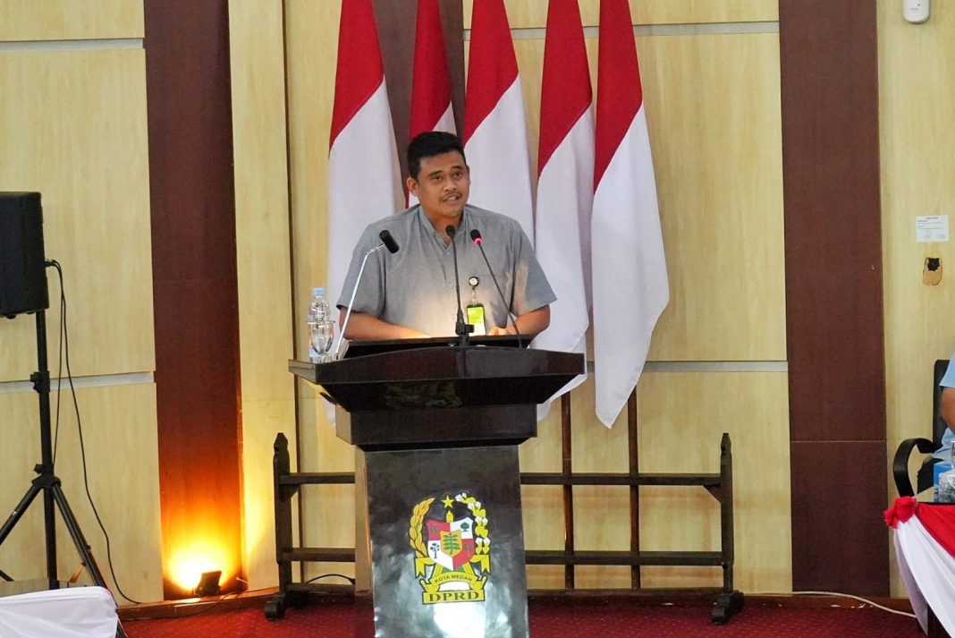 Wali Kota Medan Bobby Nasution menyampaikan sambutan dalam rapat paripurna yang berlangsung di Gedung DPRD Medan, Selasa (10/9/2024).