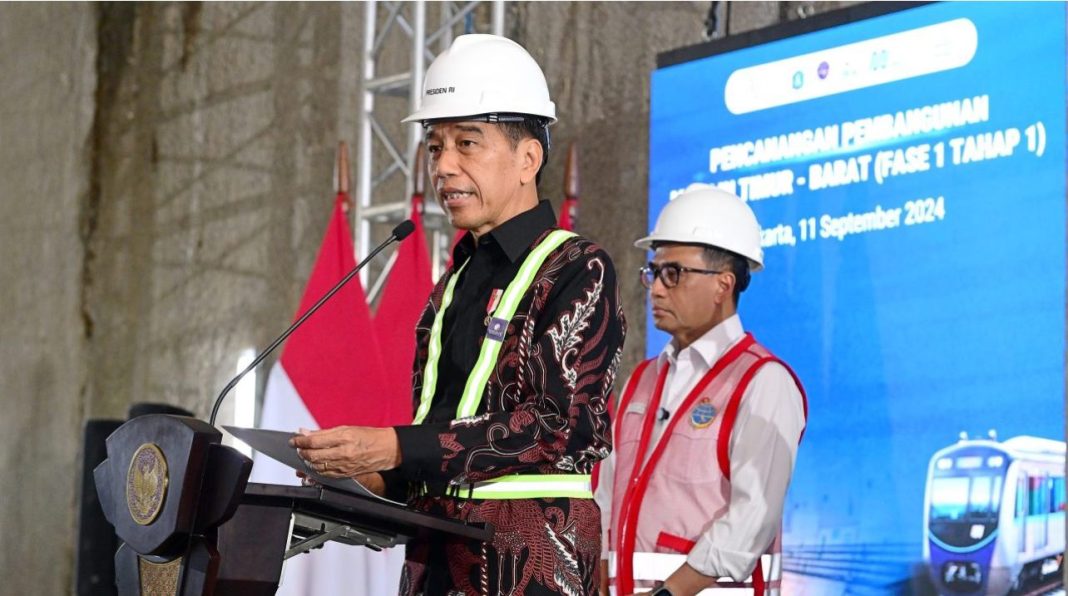 Presiden Jokowi secara resmi mencanangkan pembangunan MRT Jakarta Lin Timur-Barat Fase 1 Tahap 1 yang akan menghubungkan Medan Satria hingga Tomang sepanjang 24,5 kilometer. Acara pencanangan ini berlangsung di Proyek Stasiun MRT MH Thamrin Jakarta, Rabu (11/9/2024).