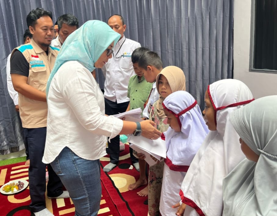 Manager PLN UP3 Padangsidimpuan Yessi Indra memberikan santunan kepada anak yatim dhuafa yang berada di sekitar kantor PLN UP3 Padangsidimpuan, Selasa (10/9/2024).