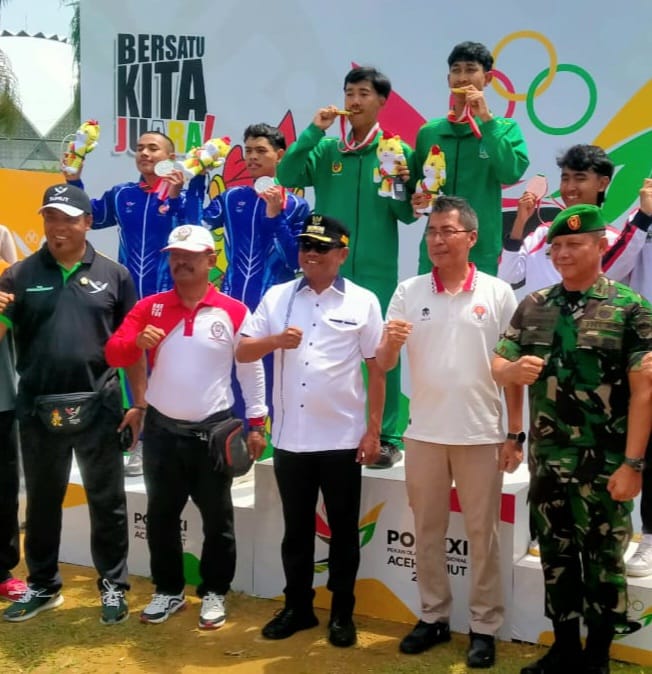 Bupati Sergai H Darma Wijaya (tengah) diabadikan bersama peraih medali nomor TTT Putri PON XXI, Rabu (11/9/2024). (Dok/Kominfo Sergai)