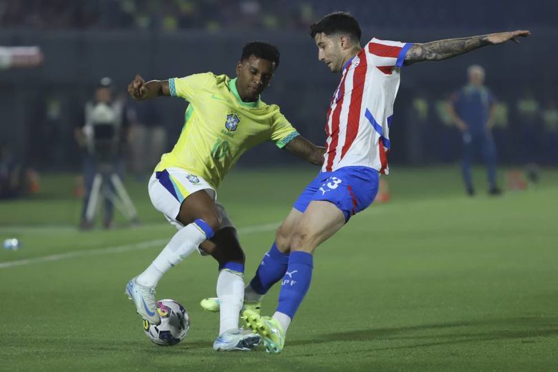 Duel Rodrygo vs Mathias Villasanti dalam laga Paraguay dan Brasil di kualifikasi Piala Dunia 2026, Rabu (11/9/2024).