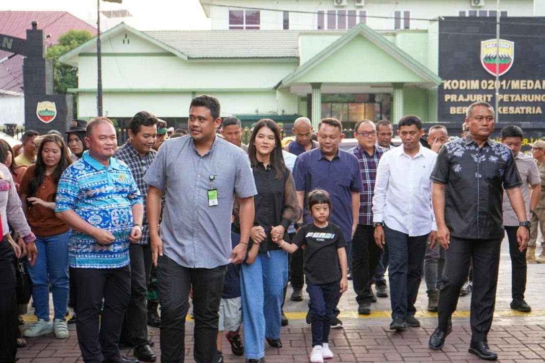 Wali Kota Medan Bobby Nasution beserta Ketua TP PKK Kahiyang Ayu Bobby Nasution berkeliling saat pelaksanaan Medan Festival Kuliner di Lapangan Benteng Medan, Selasa sore (10/9/2024). (Dok/Kominfo Medan)