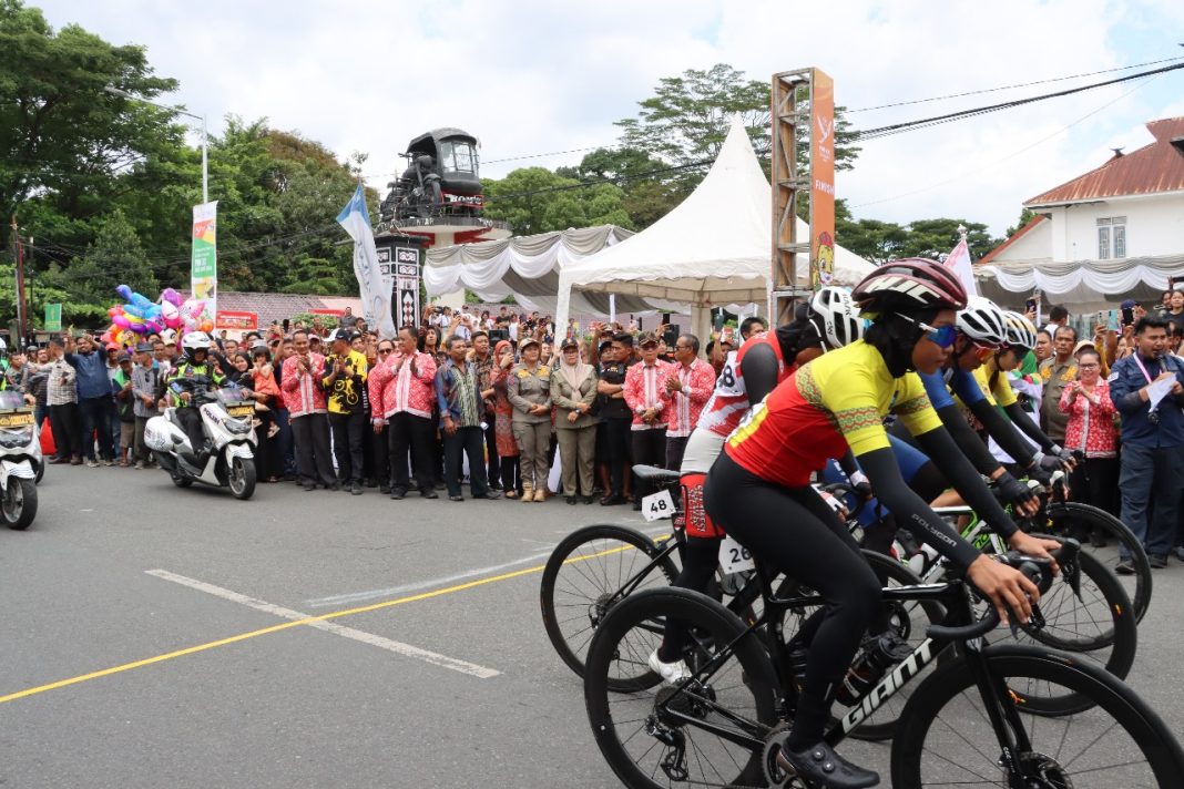 Petugas Satlantas Polres Pematangsiantar saat melakukan pengamanan balap sepeda yang melintasi jalur Kota Pematangsiantar, Kamis (12/9/2024).