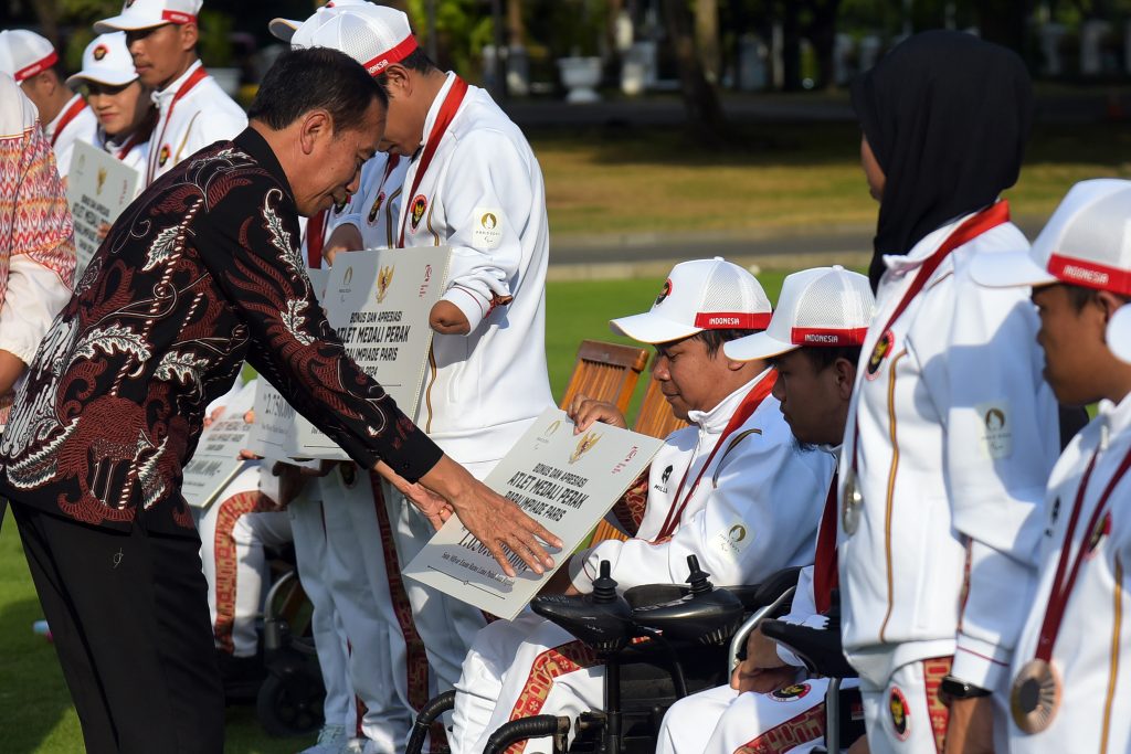 Presiden Jokowi menyerahkan Bonus dan Apresiasi kepada para Atlet Paralympic Games Paris Tahun 2024 di Halaman Depan Istana Merdeka Jakarta, Rabu (11/9/2024). (Dok/Humas Setkab)