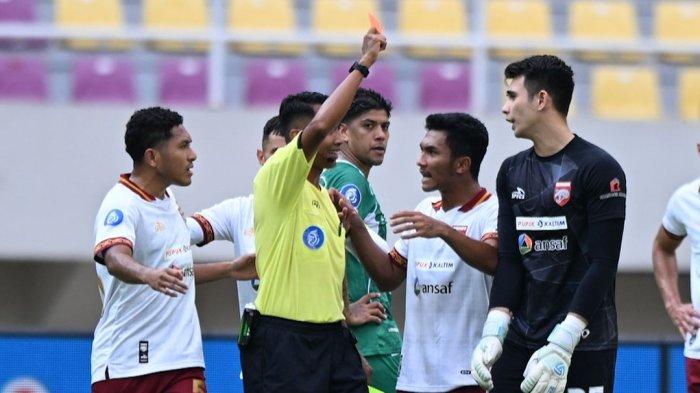 Nadeo Argawinata dikartu merah wasit pada laga PSS Sleman vs Borneo FC pada pekan keempat Liga 1, Kamis (12/9/2024) sore WIB.