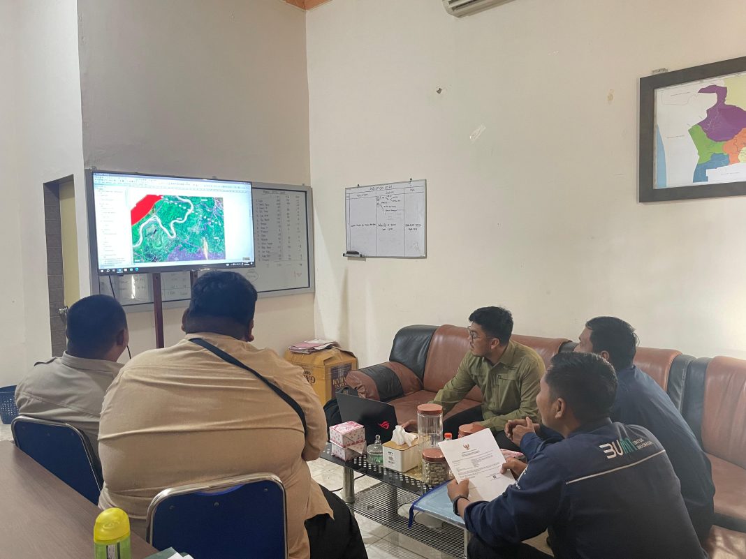 PLN UIP SBU melalui UPP SBU 1 berkolaborasi dengan Kantor Pertanahan Kota Subulussalam membicarakan untuk pelaksanaan pengecekan titik lokasi tower untuk penerbitan pertimbangan teknis pertanahan, belum lama ini. (Dok/PLN)