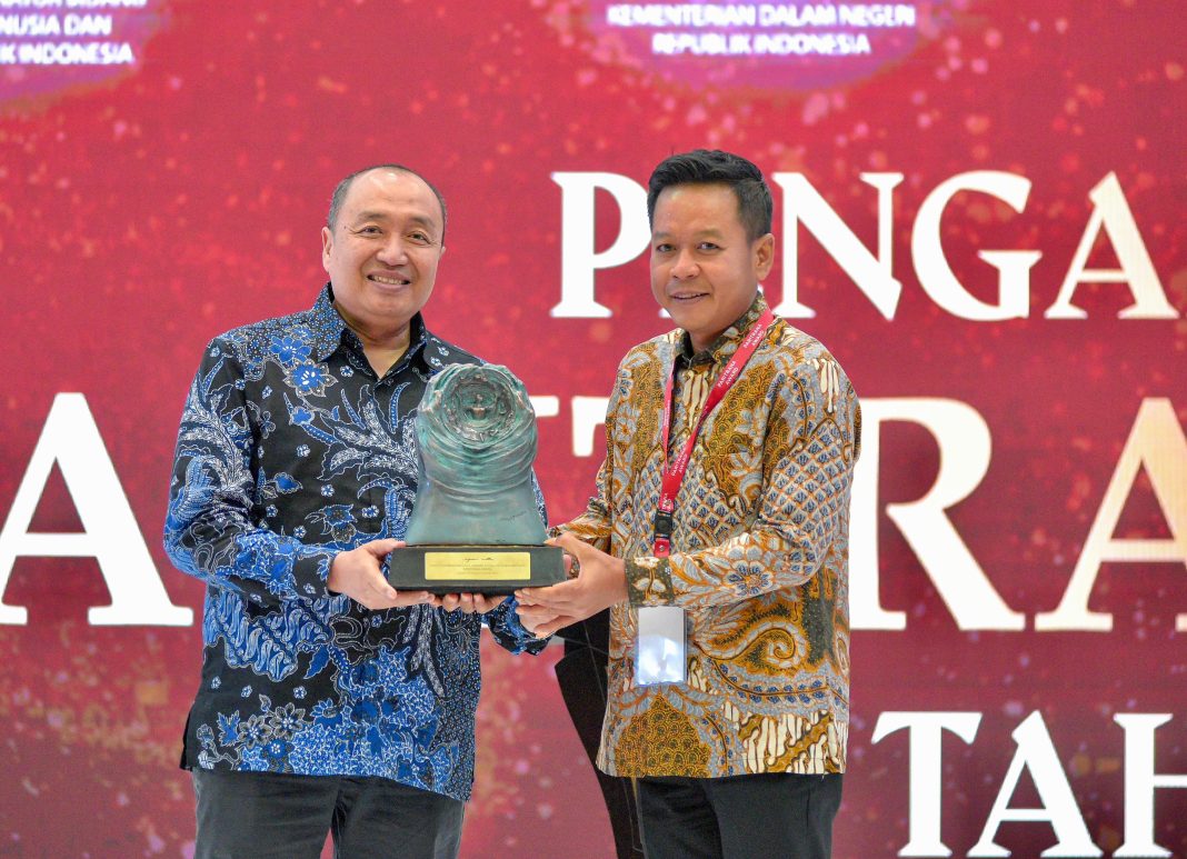 Rektor USU Prof Dr Muryanto Amin SSos MSi menerima penghargaan Paritrana Awards (Jamsostek Awards) 2024 Tingkat Nasional dari Wakil Presiden RI KH Ma’ruf Amin di Gedung Plaza BP Jamsostek, Jakarta Selatan, Kamis (12/9/2024). (Dok/USU)