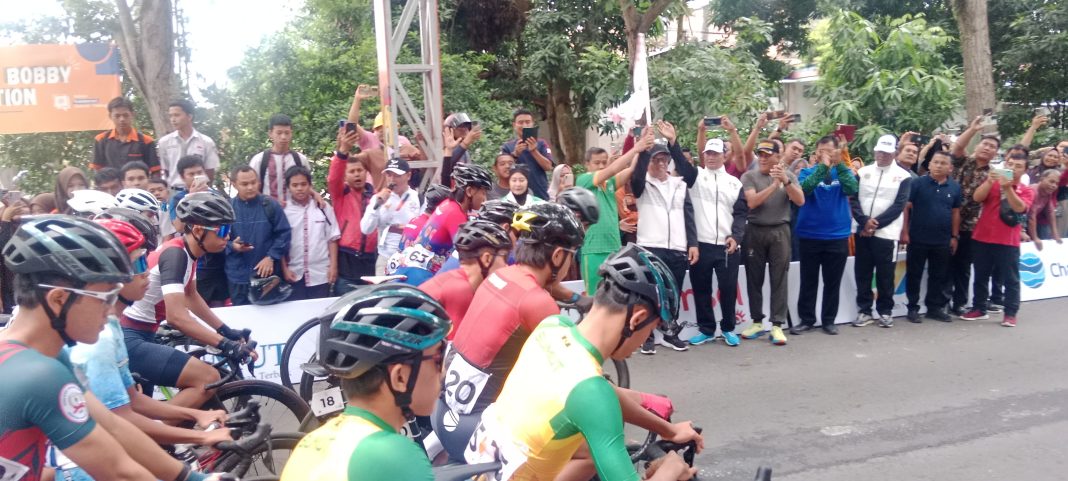 Pj Wali Kota Tebingtinggi Moettaqien Hasrimi bersama Forkopimda lepas atlet Putra Putri Road Bike PON XXI Aceh-Sumut di Jalan Gunung Lauser, Jumat (13/9/2024).