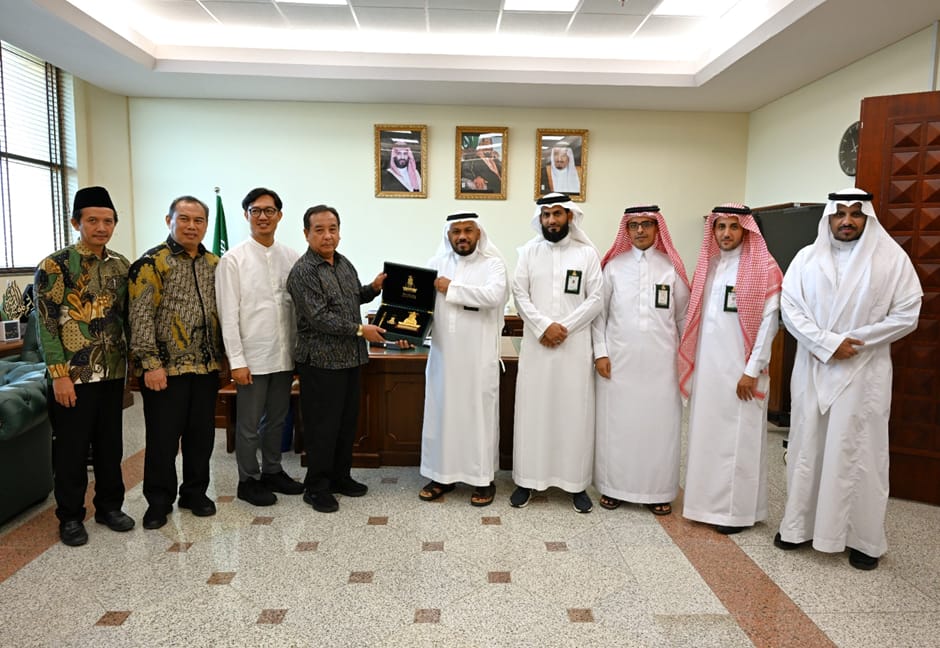 UPI Bandung dan College of Education King Abdulaziz University di Jeddah telah menandatangani perjanjian kerja sama strategis yang bertujuan untuk memperkuat hubungan akademik dan penelitian antar kedua lembaga. Penandatanganan perjanjian ini dilakukan, Selasa (10/9/2024). (Dok/Kemendikbudristek)