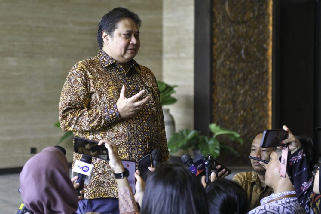 Menko Perekonomian Airlangga Hartarto menyampaikan keterangan pers usai Sidang Kabinet Paripurna terakhir yang berlangsung di Istana Garuda, Ibu Kota Nusantara, Jumat (13/9/2024). (Dok/Humas Setkab)