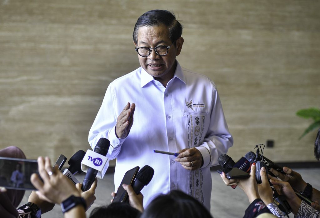 Seskab Pramono Anung menyampaikan keterangan pers usai Sidang Kabinet Paripurna terakhir yang berlangsung di Istana Garuda, Ibu Kota Nusantara, Jumat (13/9/2024). (Dok/Humas Setkab)