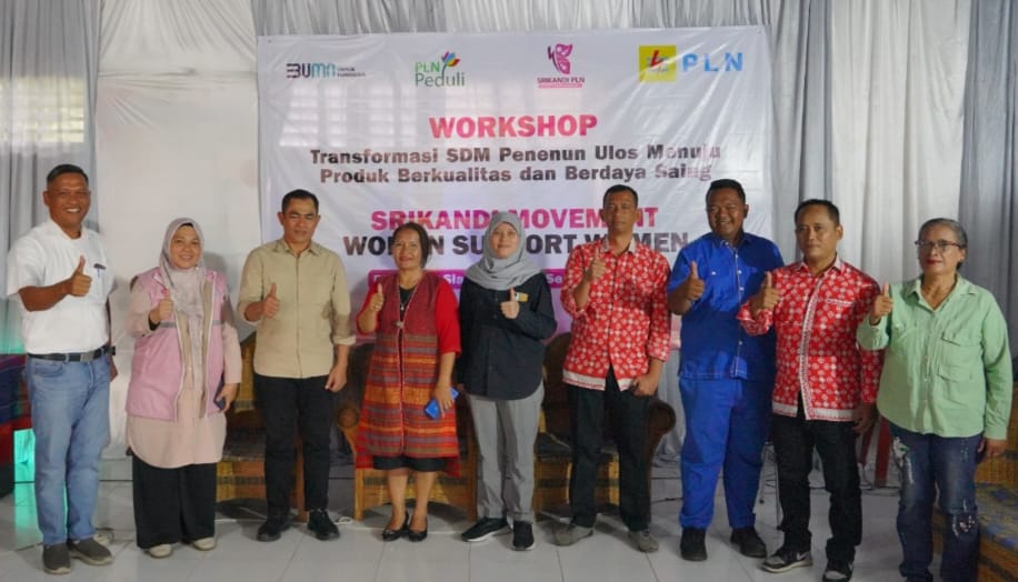 General Manager PLN UID Sumut (tiga dari kiri) foto bersama srikandi PLN dan jajaran forkopimda dalam pelatihan dan workshop pengrajin ulos, Kamis (12/9/2024). (Dok/PLN)