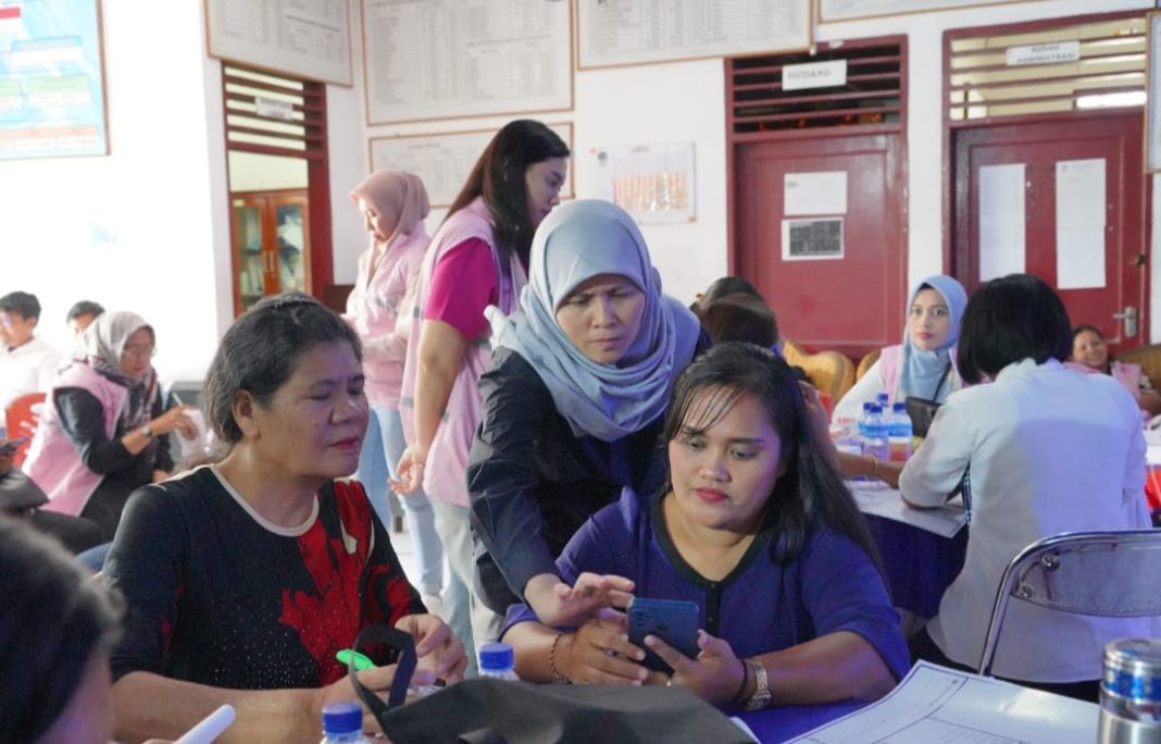 Alween Ong, seorang narasumber berpengalaman, sedang membantu peserta pelatihan dan workshop transformasi SDM penenun Ulos dalam menggunakan fitur marketplace di aplikasi PLN Mobile. (Dok/PLN)