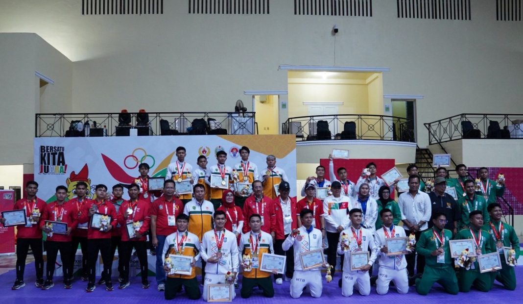 Para atlet Kabaddi Putra foto bersama dengan panitia dan kru usai penyerahan medali dan penghargaan PON XXI Aceh-Sumut di GOR Lubukpakam, Jumat (14/9/2024) malam. (Dok/Humas Kabaddi)