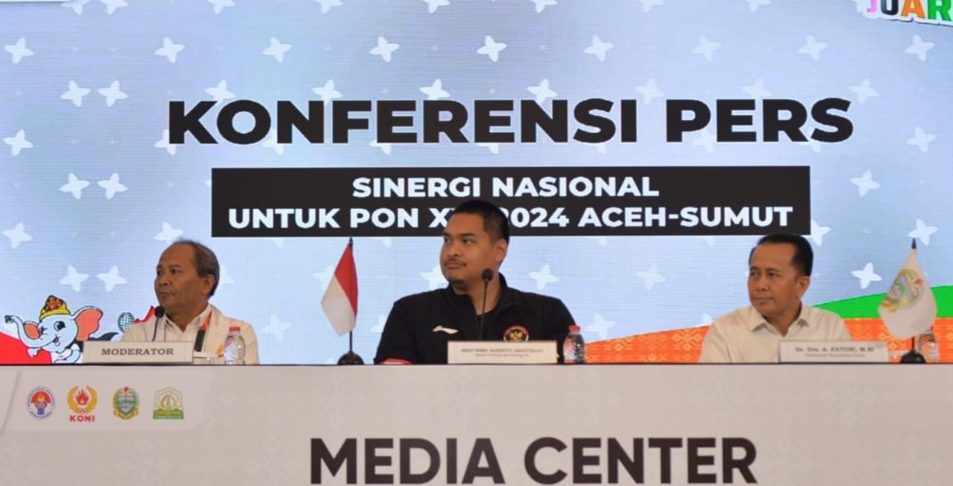 Pj Gubernur Sumut Agus Fatoni mendampingi Menteri Pemuda dan Olahraga Dito Ariotejo pada Konferensi Pers mengenai pelaksanaan PON XXI 2024 Aceh-Sumut di Media Center Utama PON XXI Sumut, Jalan Kapten Maulan Lubis, Kota Medan, Jumat (13/9/2024) malam.