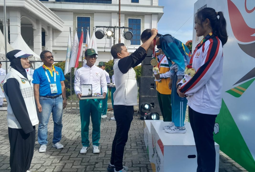 Pj Wali Kota Tebingtinggi Moettaqien Hasrimi bersama unsur lainnya menyemangati para atlet PON XXI Cabor Balap Sepeda Criterium Putri sebelum bertanding, Sabtu (14/9/2024).