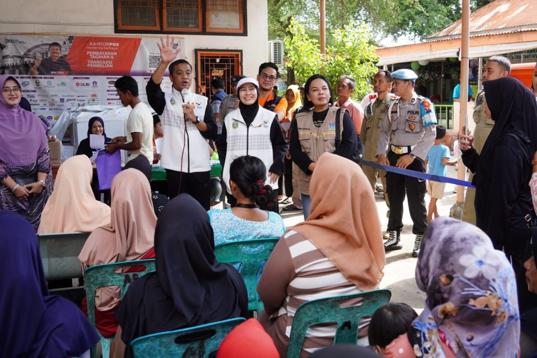 Pj Wali Kota Tebingtinggi Dr Moettaqien Hasrimi SSTP MSi didampingi Pj Ketua TP PKK Kota Ny dr Dara Caprina Moettaqien saat memberikan arahan kepada penerima bantuan, Sabtu (14/9/2024). (Dok/Kominfo Tebingtinggi)