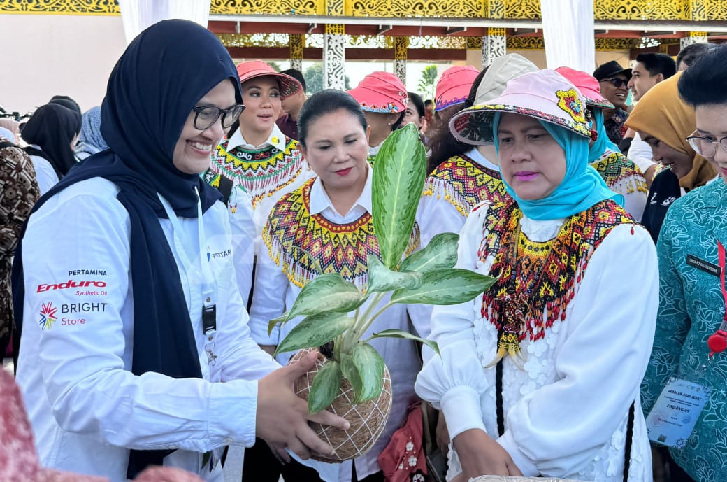 Pertamina Group baru-baru ini menerima pujian dari Ibu Negara Iriana Jokowi atas inovasi mereka dalam pengelolaan sampah. Dalam kunjungan kerja bersama Organisasi Aksi Solidaritas Era Kabinet Indonesia Maju, Ibu Iriana bersama Ibu Wury Ma’ruf Amin dan anggota OASE mengunjungi Kantor Kepala Desa Tengin Baru, Sepaku, Kabupaten PPU, Kamis (12/9/2024).