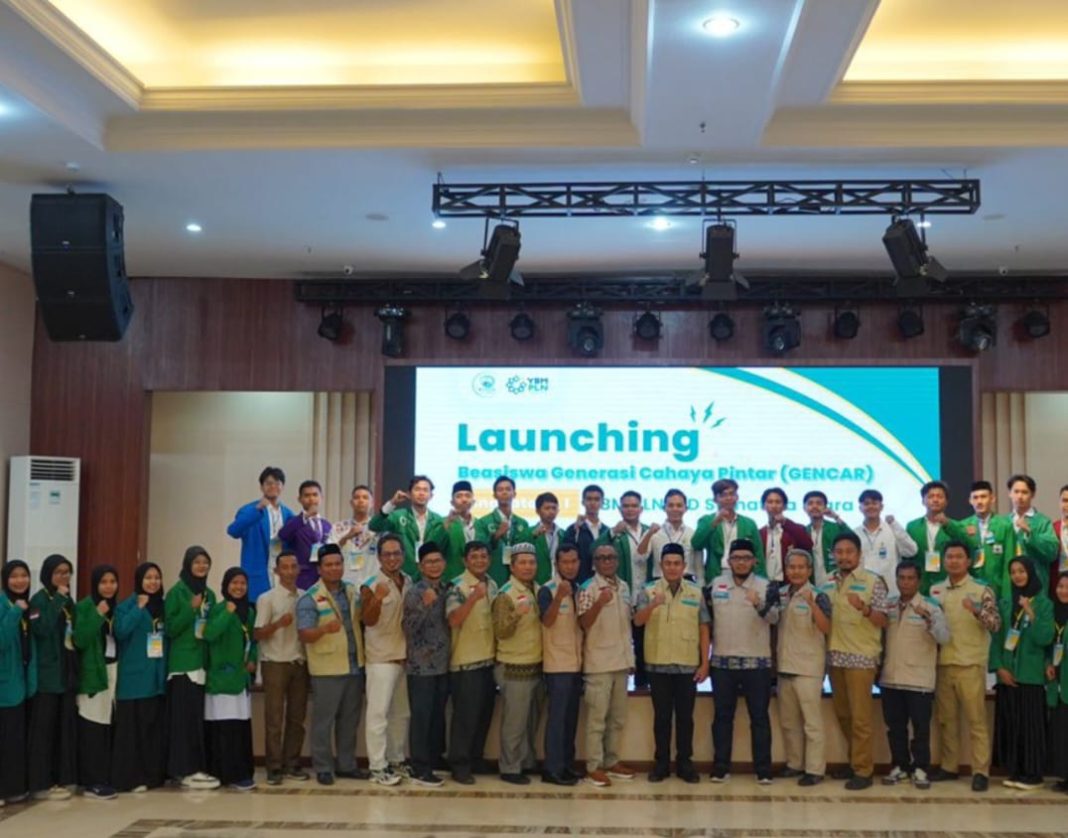 YBM PLN UID, GM PLN UID Sumut Saleh Siswanto foto bersama dengan para penerima program beasiswa Generasi Cahaya Pintar, Jumat (13/9/2024). (Dok/PLN)