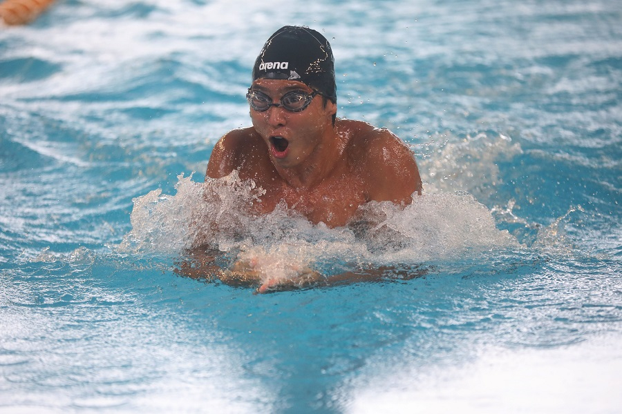 Perenang Sumut, Felix Viktor Iberle, berlaga pada babak penyisihan lomba renang gaya dada putra 50 Meter di Kolam Renang Selayang Disporasu, Medan, Sabtu (14/9/2024).