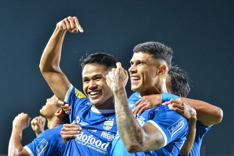 Penyerang Dimas Drajad merayakan gol pertamanya untuk Persib bersama pemberi assist Ciro Alves dalam pertandingan pekan ketiga Liga 1 2024-2025 antara Persib Bandung vs Arema FC di Stadion Si Jalak Harupat, Soreang, Kabupaten Bandung, Minggu (25/8/2024).