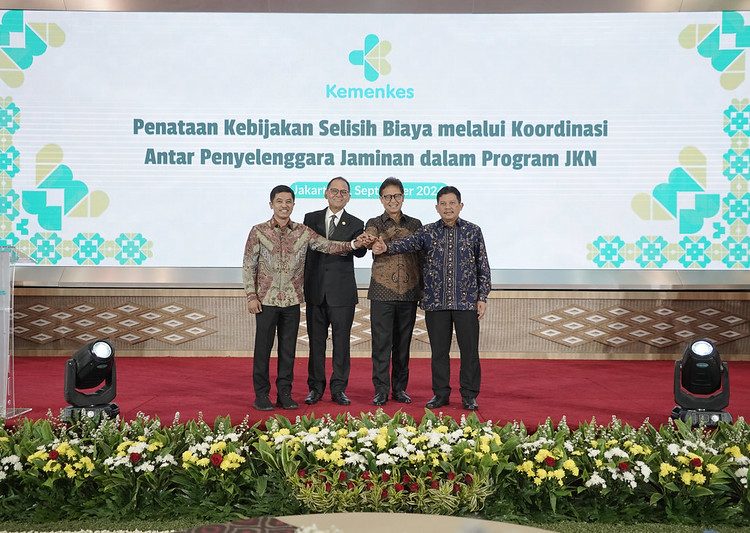 Menteri Kesehatan Budi Gunadi Sadikin (tengah) dan Kepala Badan Kebijakan Pembangunan Kesehatan Syarifah Liza Munira (kanan) saat peluncuran Pedoman Penataan Kebijakan Selisih Biaya Kesehatan di Gedung Prof Sujudi, Jakarta, Rabu (11/9/2024).