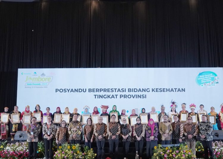 Menteri Kesehatan Budi Gunadi Sadikin memberikan penghargaan kepada kader posyandu berprestasi pada Jambore Kader Posyandu Bidang Kesehatan di Trans Luxury Convention Center, Bandung, Jumat (13/9/2024).