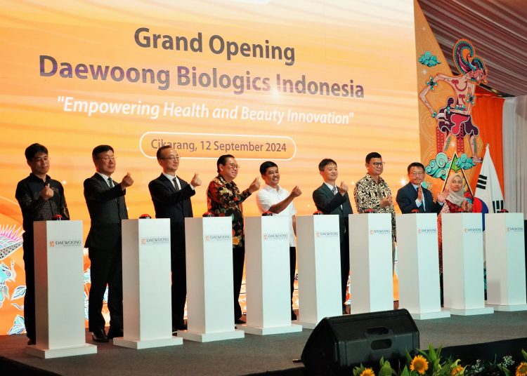 Wakil Menteri Kesehatan, Prof dr Dante Saksono Harbuwono, saat peresmian Daewoong Biologics Indonesia di Cikarang, Kamis (12/9/2024).