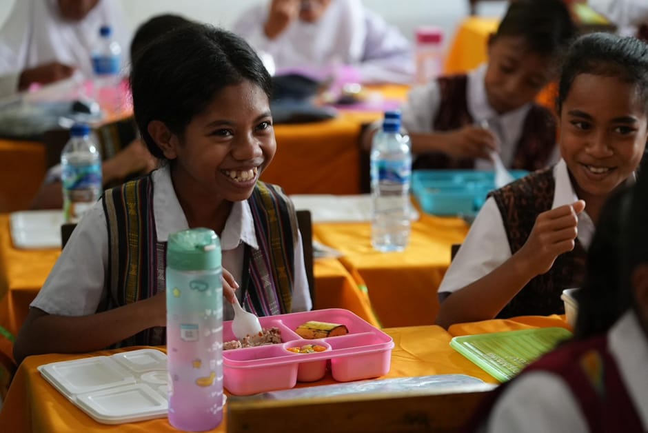 Siswa SDN Hombol mengikuti kegiatan makan sehat berbasis pangan lokal sebagai bagian dari program Sekolah Lapang Kearifan Lokal (SLKL) di Kabupaten Alor, Jumat (13/9/2024).