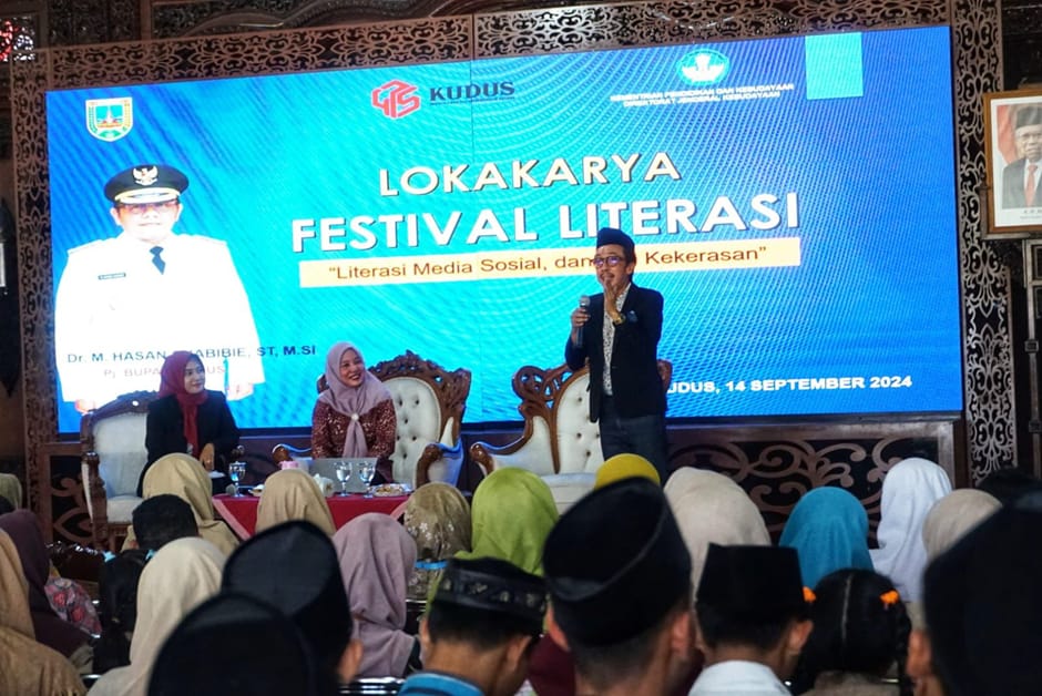 Pelaksana Harian Kepala Biro Kerja Sama dan Hubungan Masyarakat (BKHM) Anang Ristanto memberikan sambutan pada Festival Literasi 2024 yang diselenggarakan di Kudus, Sabtu (14/9/2024).