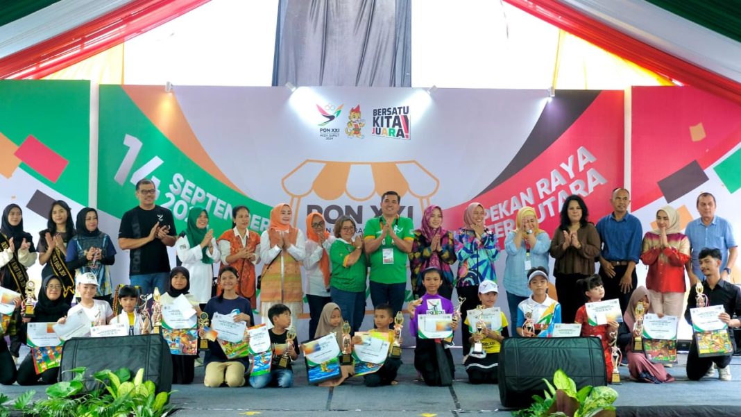 Kadiskop Sumut Naslindo Sirait bersama anak-anak pemenang lomba di PON XXI Creative Market, Komplek PRSU, Sabtu (14/9/2024). (Foto: Dok/Diskop Sumut)