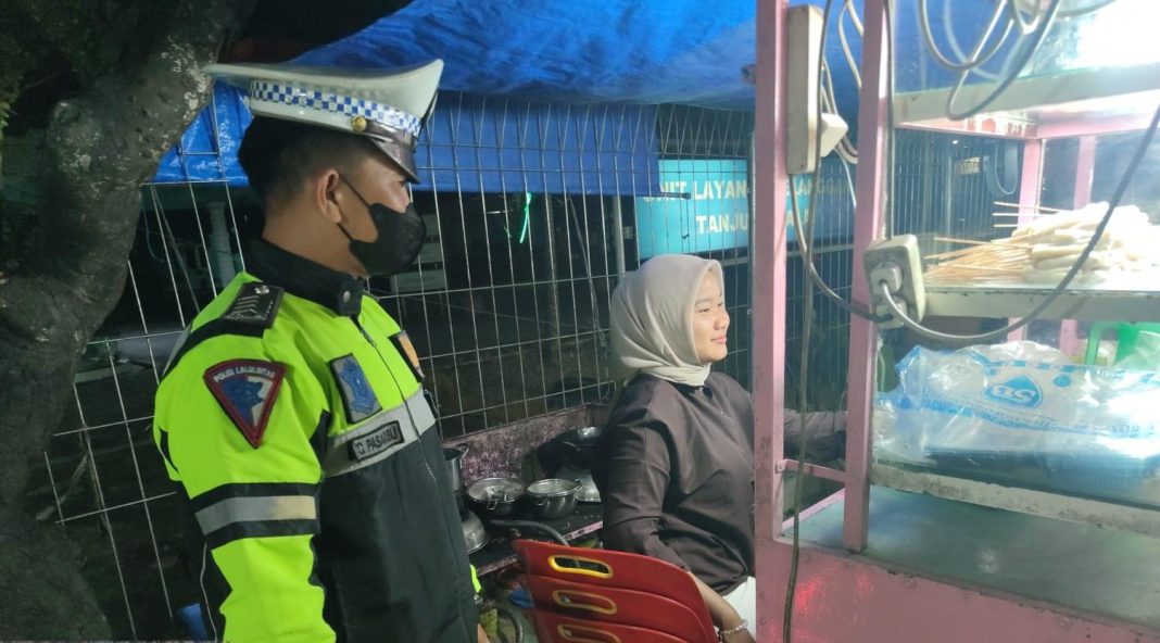 Personil Sat Lantas Polres Tanjungbalai menyambangi PKL di Jalan Sudirman, menyampaikan pesan Kamseltibcarlantas, Sabtu (14/9/2024).