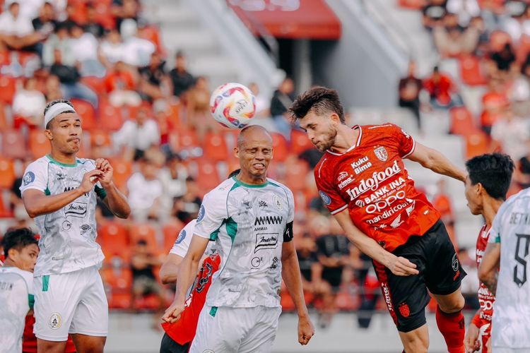 Suasana perebutan bola dalam pertandingan pekan kelima Liga 1 2024-2025 antara Bali United vs PSS digelar di Stadion Kapten I Wayan Dipta, Gianyar, Bali, Senin (16/9/2024). (Dok/Bali United)